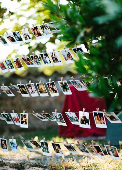idea para decorar una boda con una guirnalda de fotos polaroid