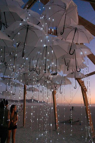 decoración muy original para boda con paraguas y luces