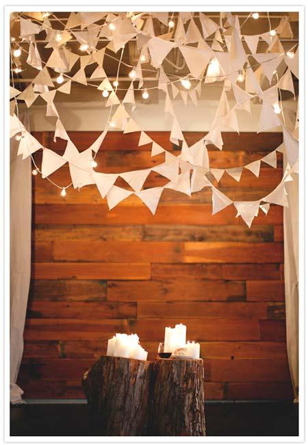 idea para decorar un photocall con banderines y luces