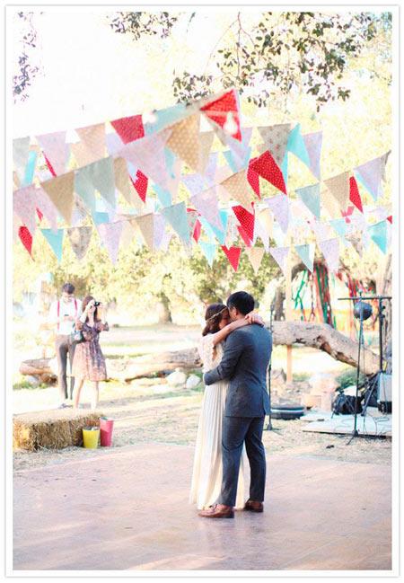 banderines de tela para adornar la pista de baile de una boda