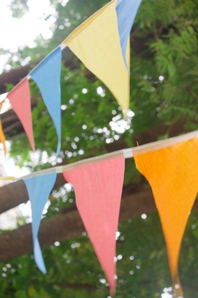 banderines de tela de colores muy bonitos para decorar una ceremonia civil