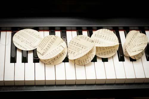 manualidad de guirnalda con hojas de libros o partituras antiguas