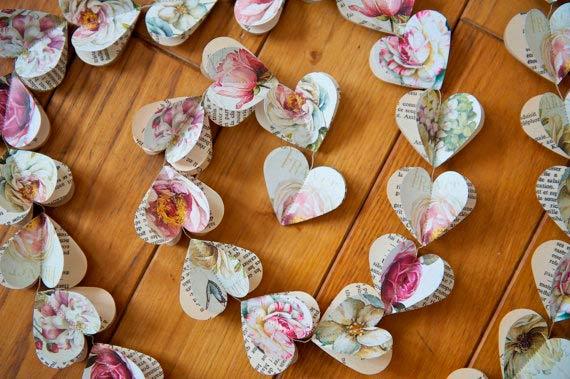 guirnalda con corazones de papel muy bonitos, ideal para colgar en una boda