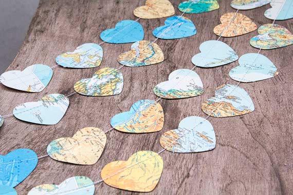 guirnalda con corazones reutilizando mapas, muy bonito para ceremonia