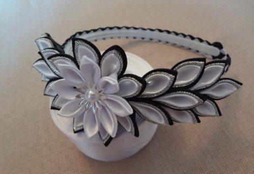 flores kanzashi en blanco y negro
