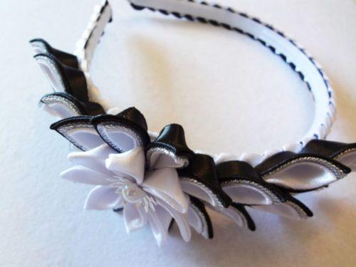 flores kanzashi en blanco y negro