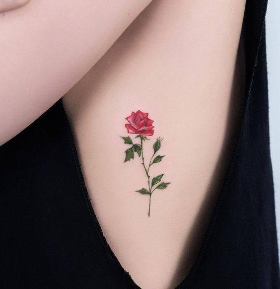 Tatuajes de rosas para mujer