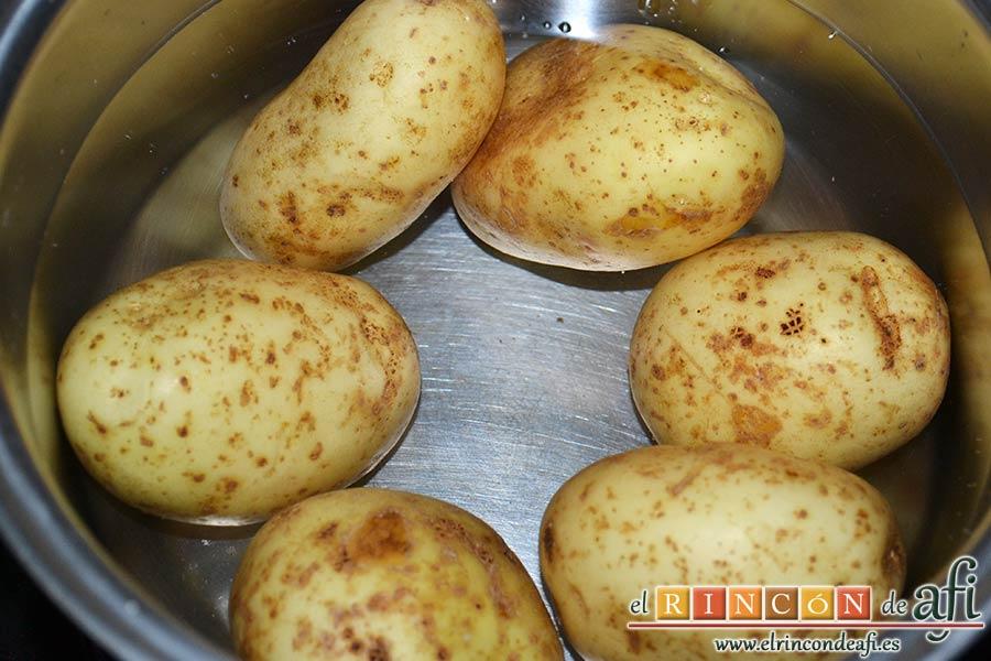 Chuletón de ternera con papas al horno, lavar las papas y ponerlas a sancochar
