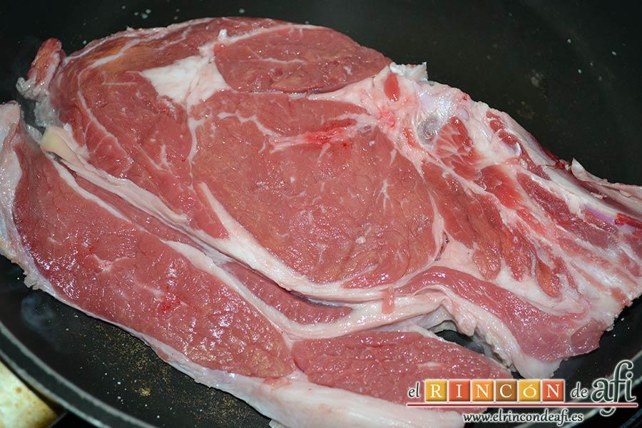 Chuletón de ternera con papas al horno, poner los chuletones en la sartén y echarles pimienta