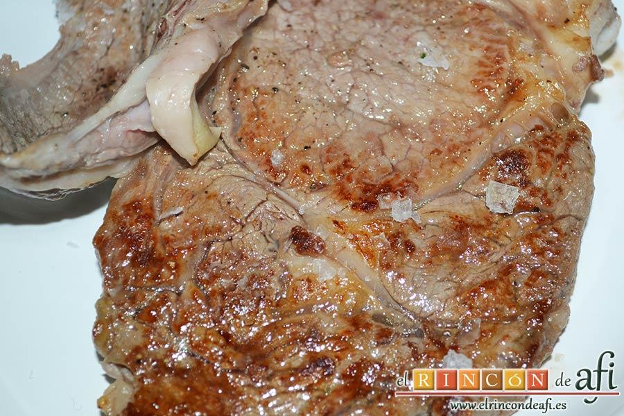 Chuletón de ternera con papas al horno, hacerlos por ambos lados
