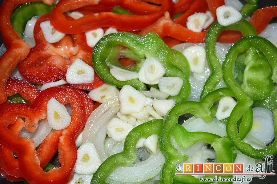 Chuletón de ternera con papas al horno, poner a pochar la cebolla, los pimientos cortados en rodajas y los ajos laminados con una pizca de sal