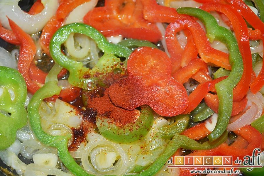 Chuletón de ternera con papas al horno, cuando empiecen a ponerse blanditos añadir el pimentón