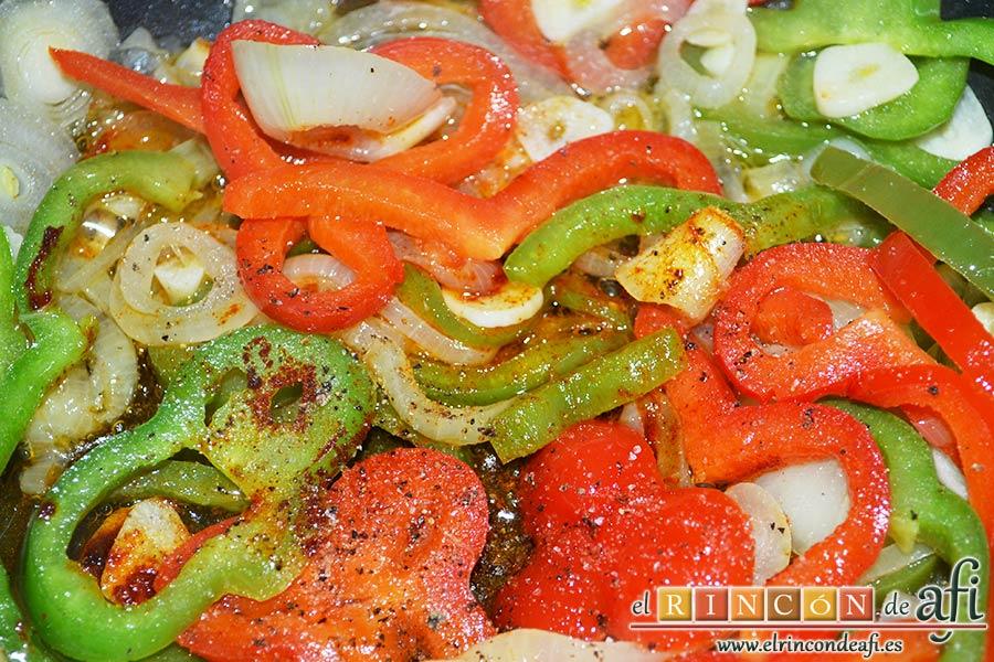Chuletón de ternera con papas al horno, remover y añadir las pimientas molidas