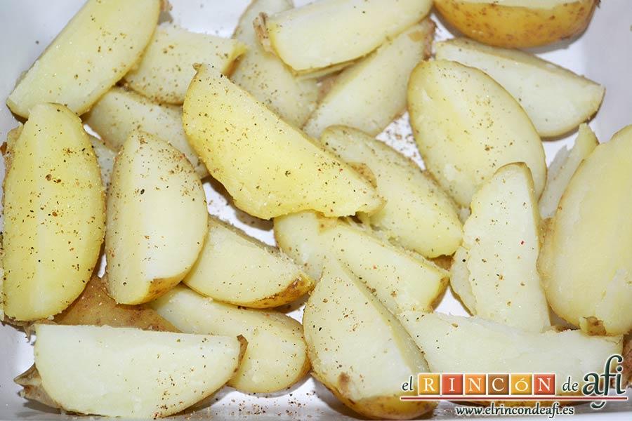 Chuletón de ternera con papas al horno, escurrir las papas ya sancochadas, cortar en gajos, ponerlas en bandeja de horno y echarles pimienta molida