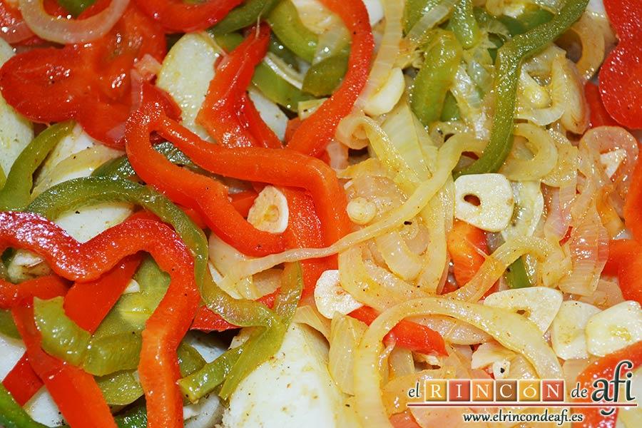 Chuletón de ternera con papas al horno, volcar las verduras sobre las papas en la bandeja de horno