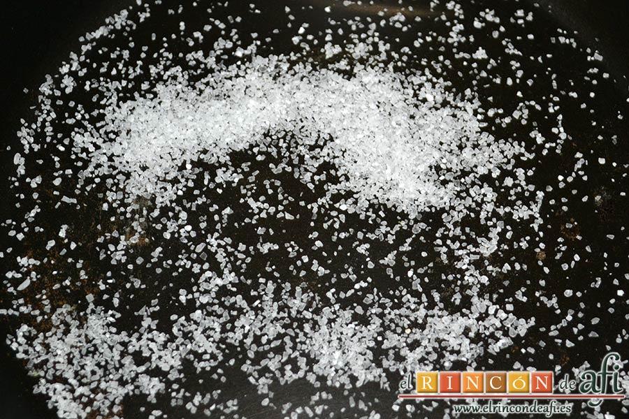 Chuletón de ternera con papas al horno, en una sartén bien caliente poner un fondo de sal gorda