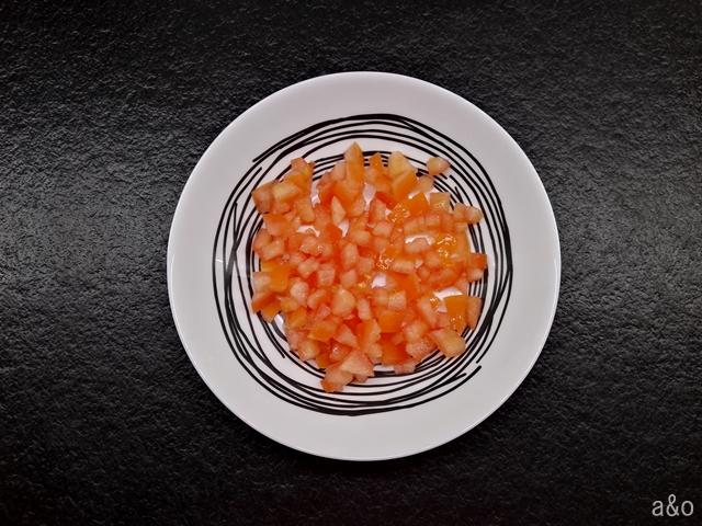 Cortamos el tomate y la cebolla en cuadraditos.