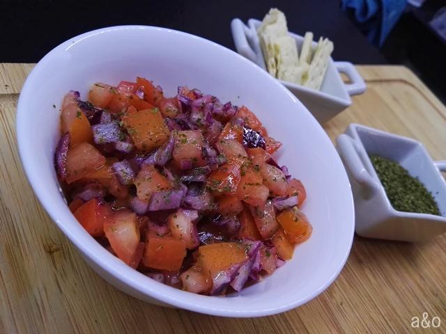 Aliñamos la ensalada árabe.