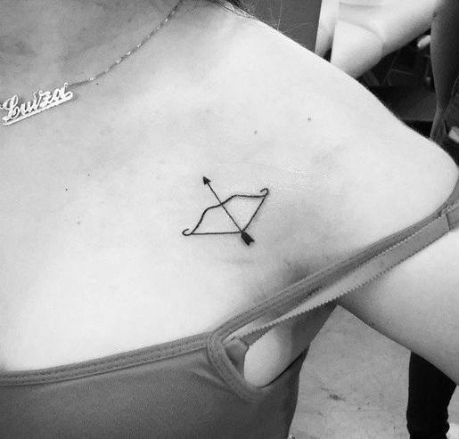 arco con flecha en el pecho