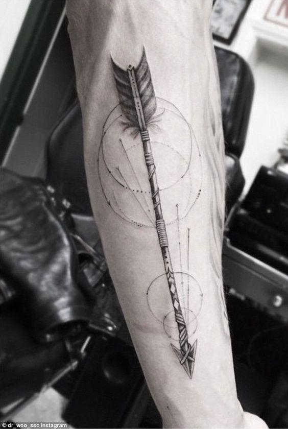 forma geometrica en flecha tatuada