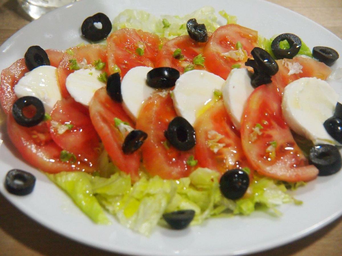 Ensalada caprese con flores de albahaca