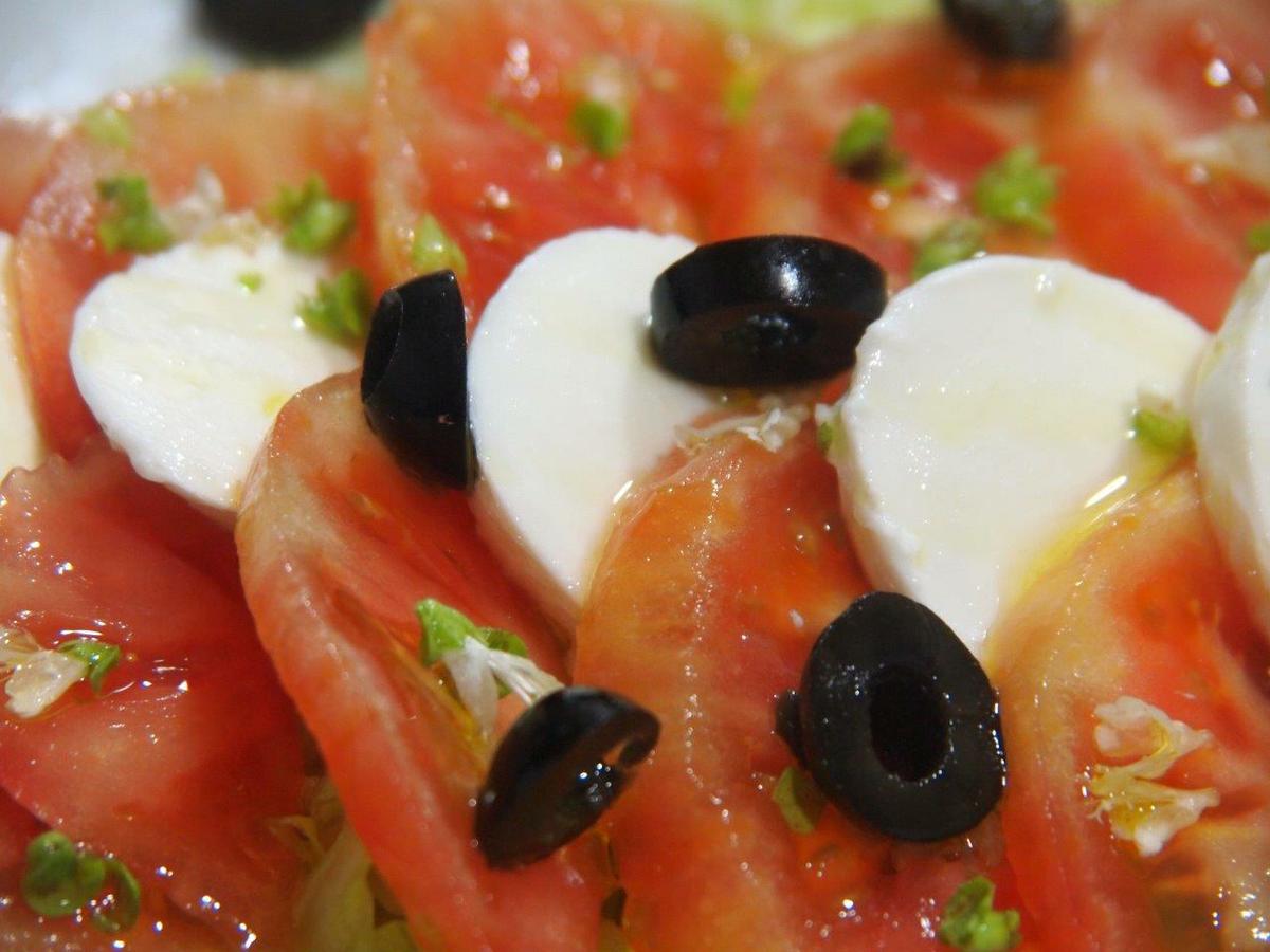 Caprese con flores de albahaca