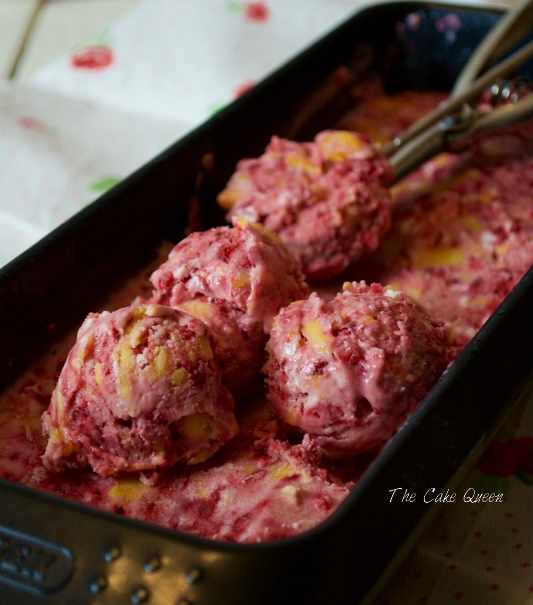 Helado de mango y frambuesas