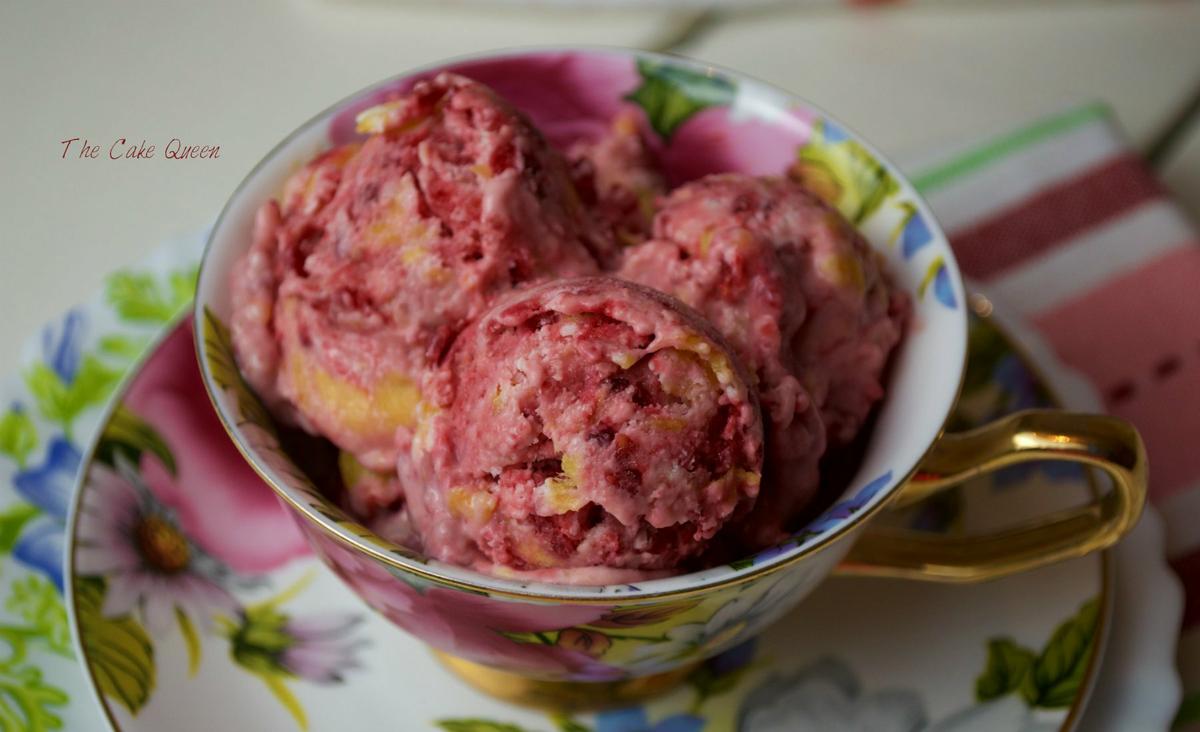 Helado de mango y frambuesas