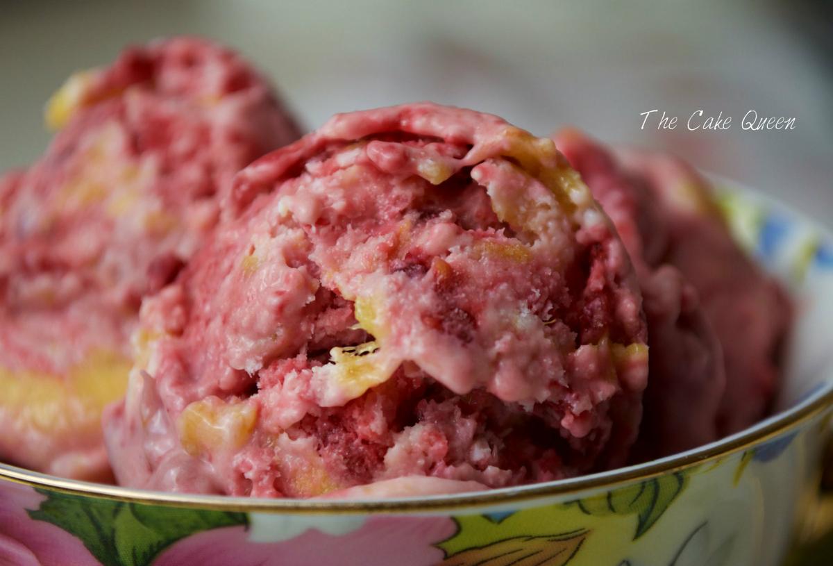 Helado de mango y frambuesas