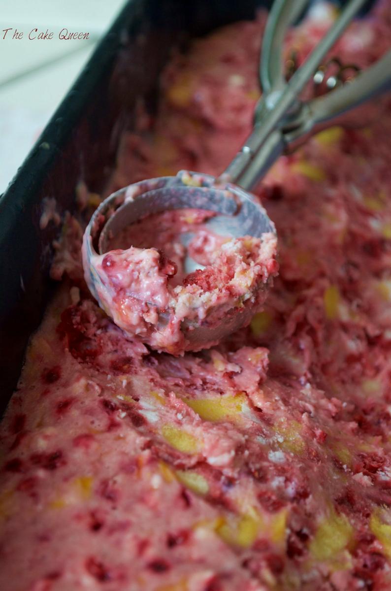 Helado de mango y frambuesas