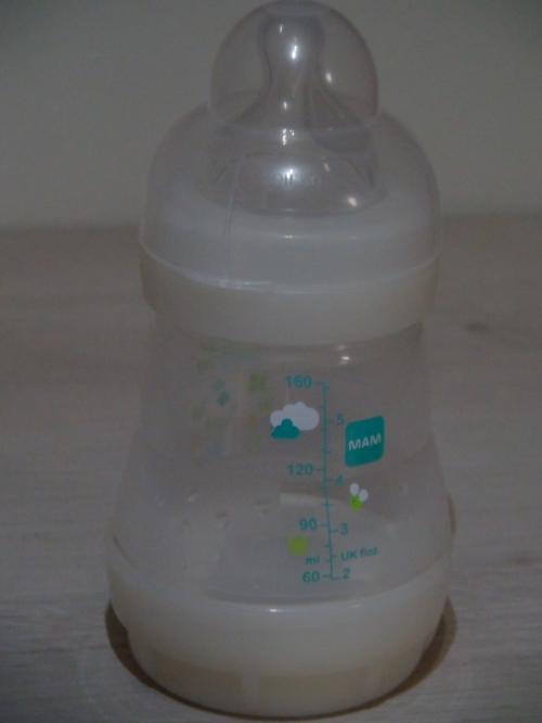 Biberón de la marca MAM