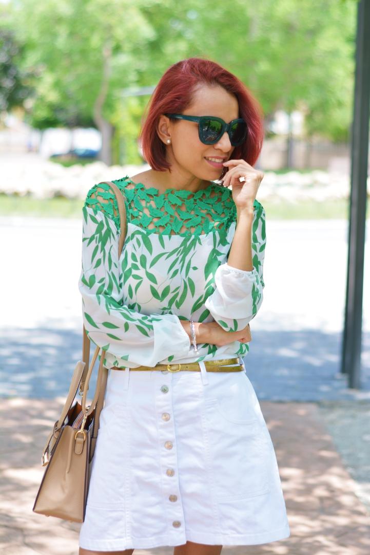 Blusa de encaje verde y falda corta