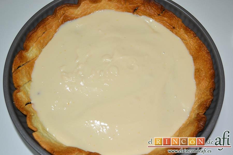 Quiche dulce de peras y mangas, rellenar con crema pastelera