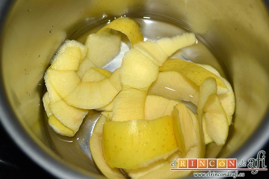 Quiche dulce de peras y mangas, la ponemos en un caldero y la cubrimos de agua