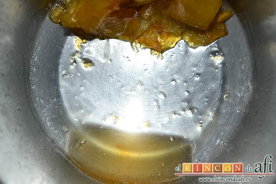 Quiche dulce de peras y mangas, remover y dejar a fuego moderado hasta conseguir un almíbar pastoso