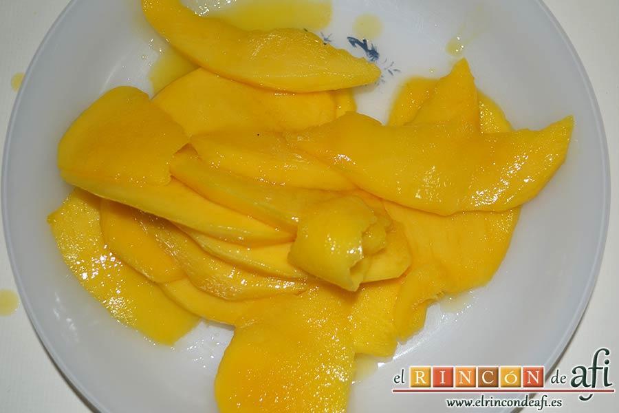 Quiche dulce de peras y mangas, pelar y cortar las mangas en láminas