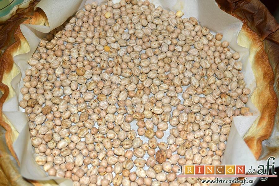 Quiche dulce de peras y mangas, hornear la masa en el molde poniendo encima papel de horno y unos garbanzos