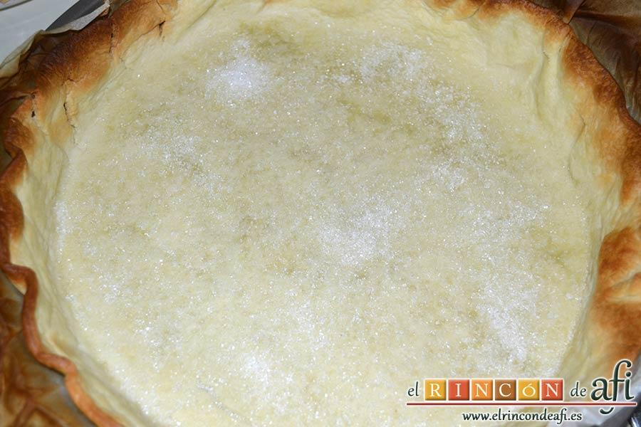 Quiche dulce de peras y mangas, espolvorear con azúcar