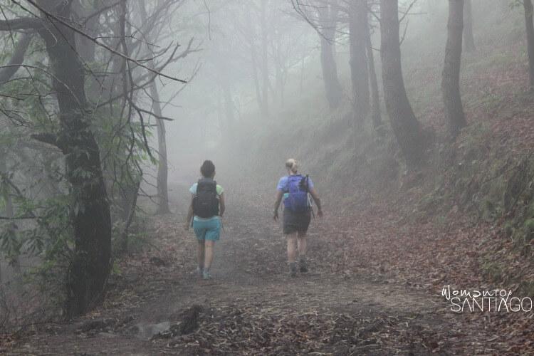 foto de peregrinas en el camino con un sendero con niebla