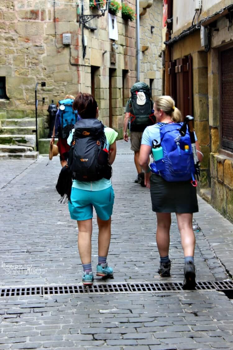 mujeres caminando por el camino de santiago