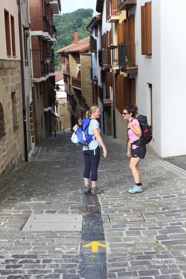 heidi y nielia hablando en una calle del camino