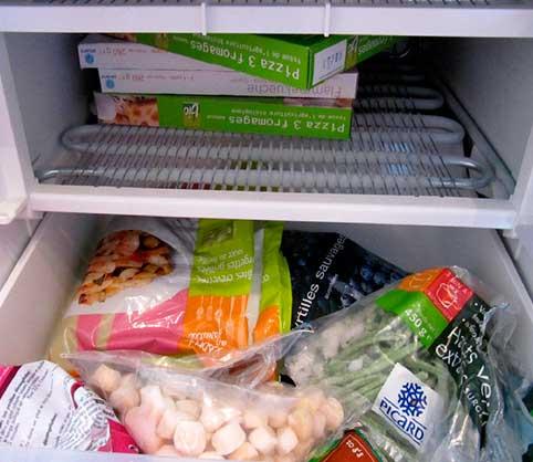 FREEZER-NEVERA-CONGELADOR-LIMPIAR-congelador-lleno-de-comida-