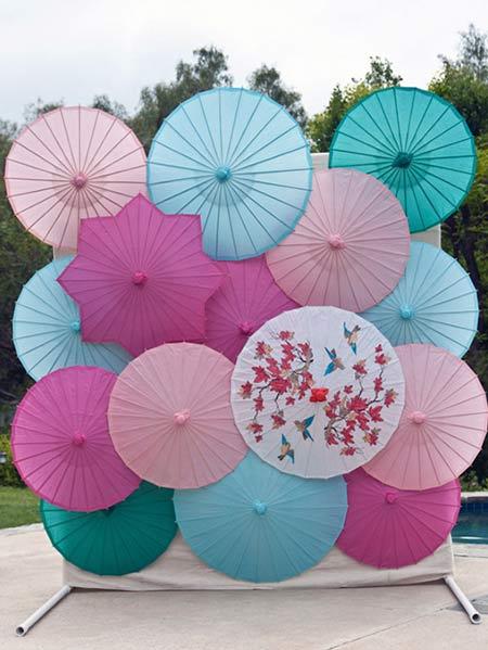 fondo para photocall de casamiento original y divertido, muy fácil de hacer, con sombrillas chinas