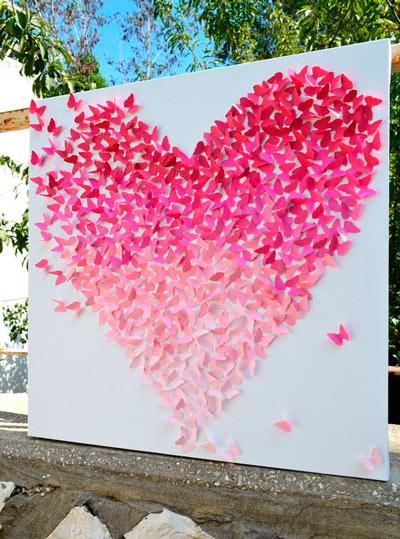 fondo original y romántico para photocall de boda con un corazón hecho de mariposas de papel de color rosa dobladas con la técnica origami