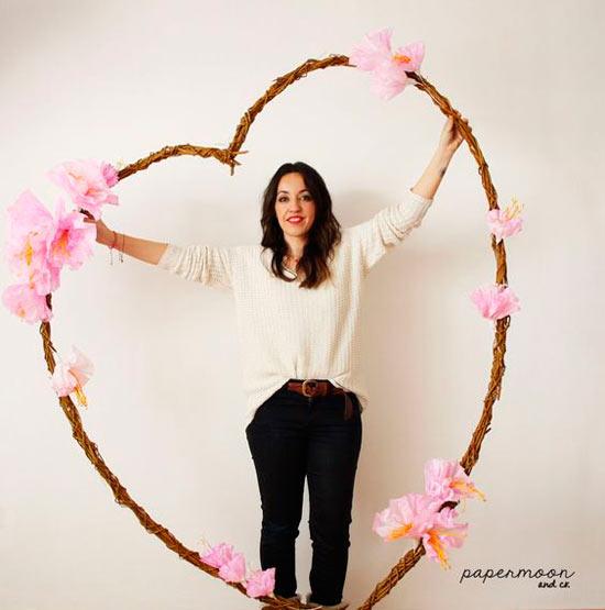 adorno para altar con flores de papel en forma de corazón