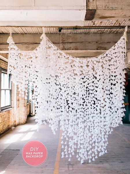 cortina de papel muy bonita como fondo de photocall para decoración de una boda
