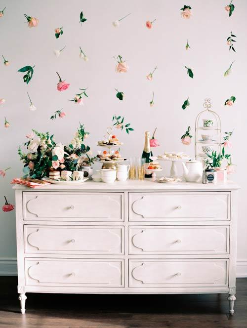 photocall o fondo para candy bar con flores e hilo de papel de coco