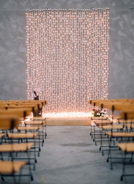 cortina de luces como photocall o fondo para decorar el altar de una boda