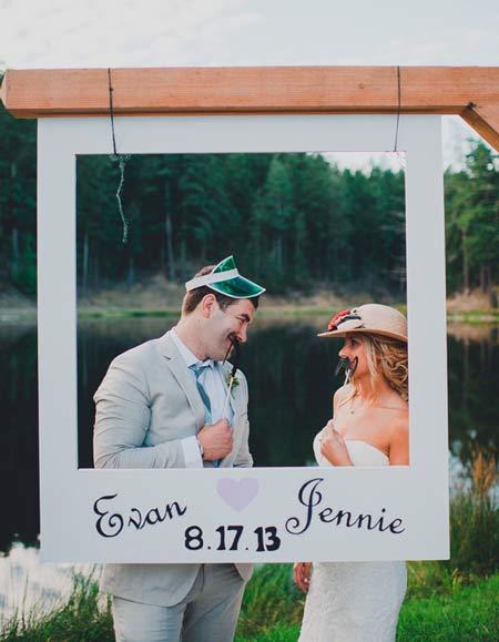 idea original para fotomatón de boda o fiesta simulando una fotografia polaroid gigante