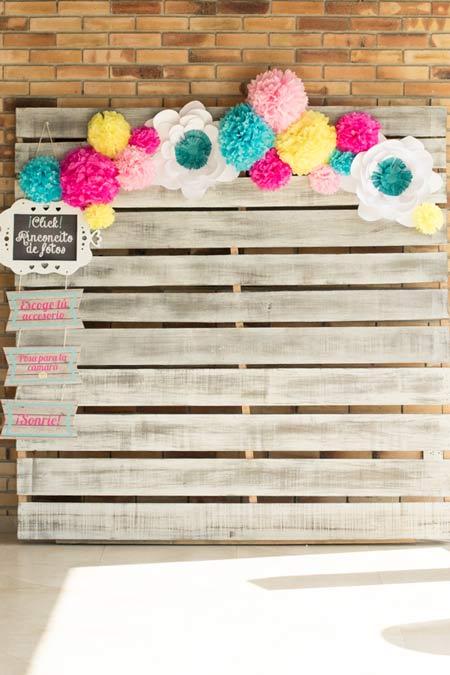 pallet decorado para hacer de photocall en una ceremonia diy